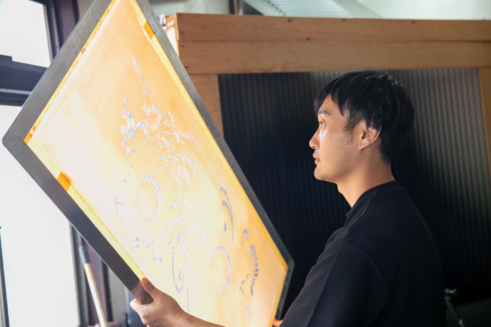 金属を熱する作業員