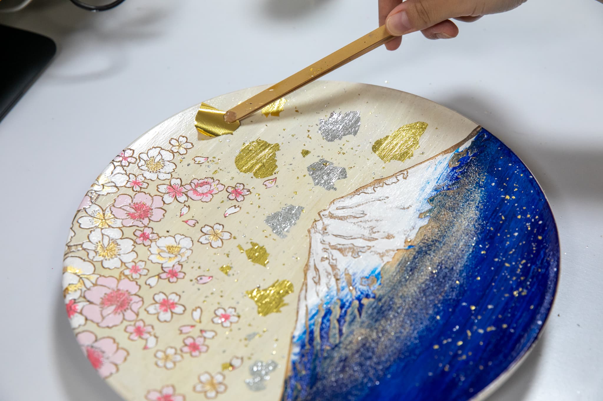販売中の黒背景に花柄の皿